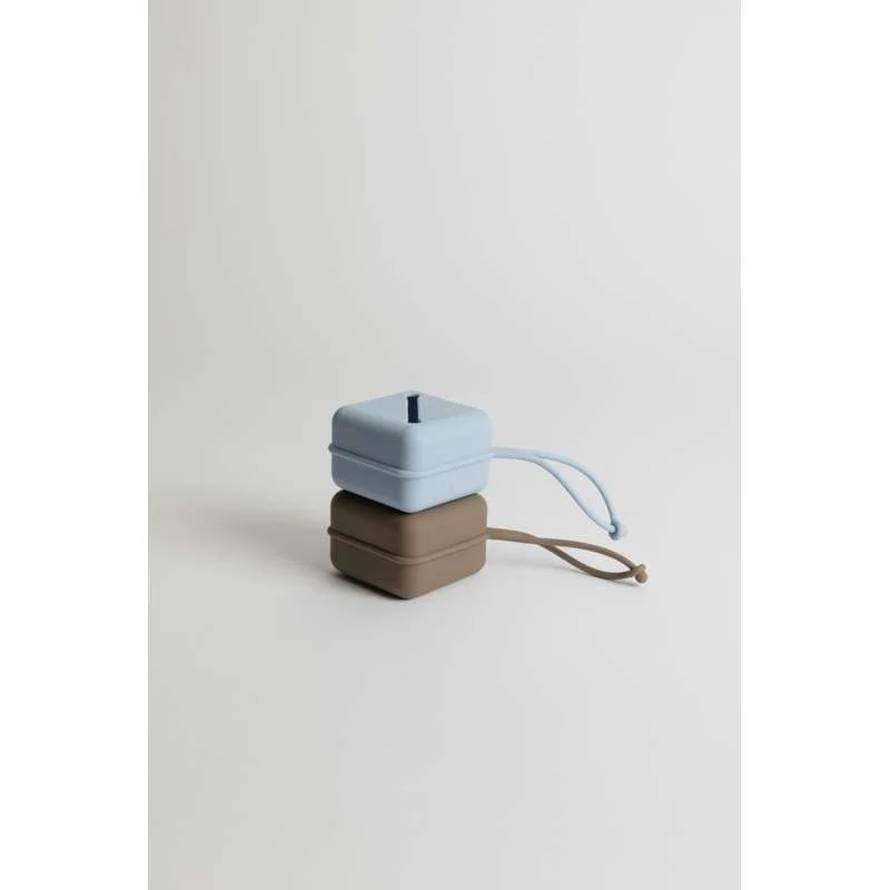 BIBS Accessories szilikon cumitartó tok – Dusty Blue, gyors hozzáférésű zseb, 3 cumi befogadására